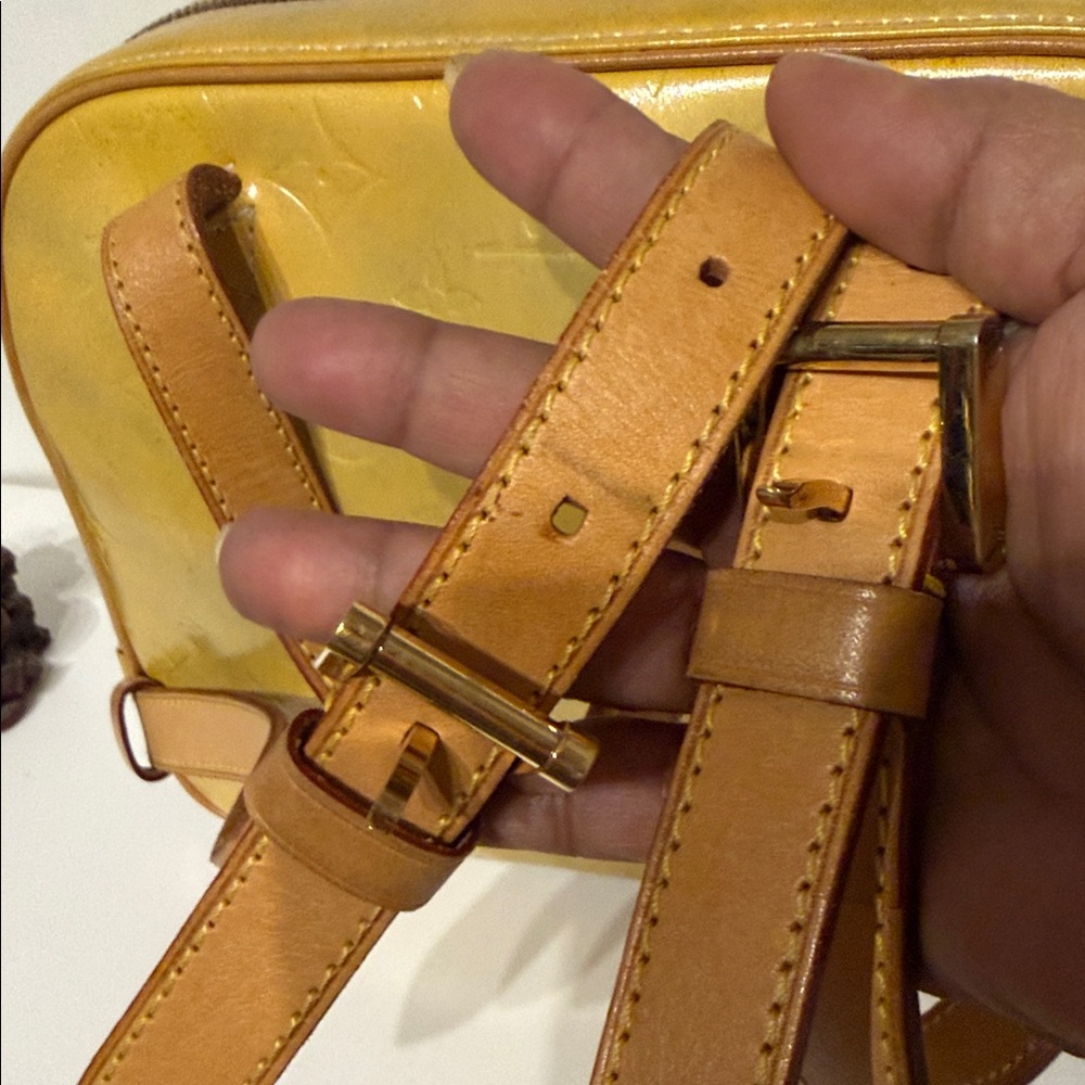 Louis Vuitton Shimmering Gold Bag-pack. Some stain - Picture 11 of 11